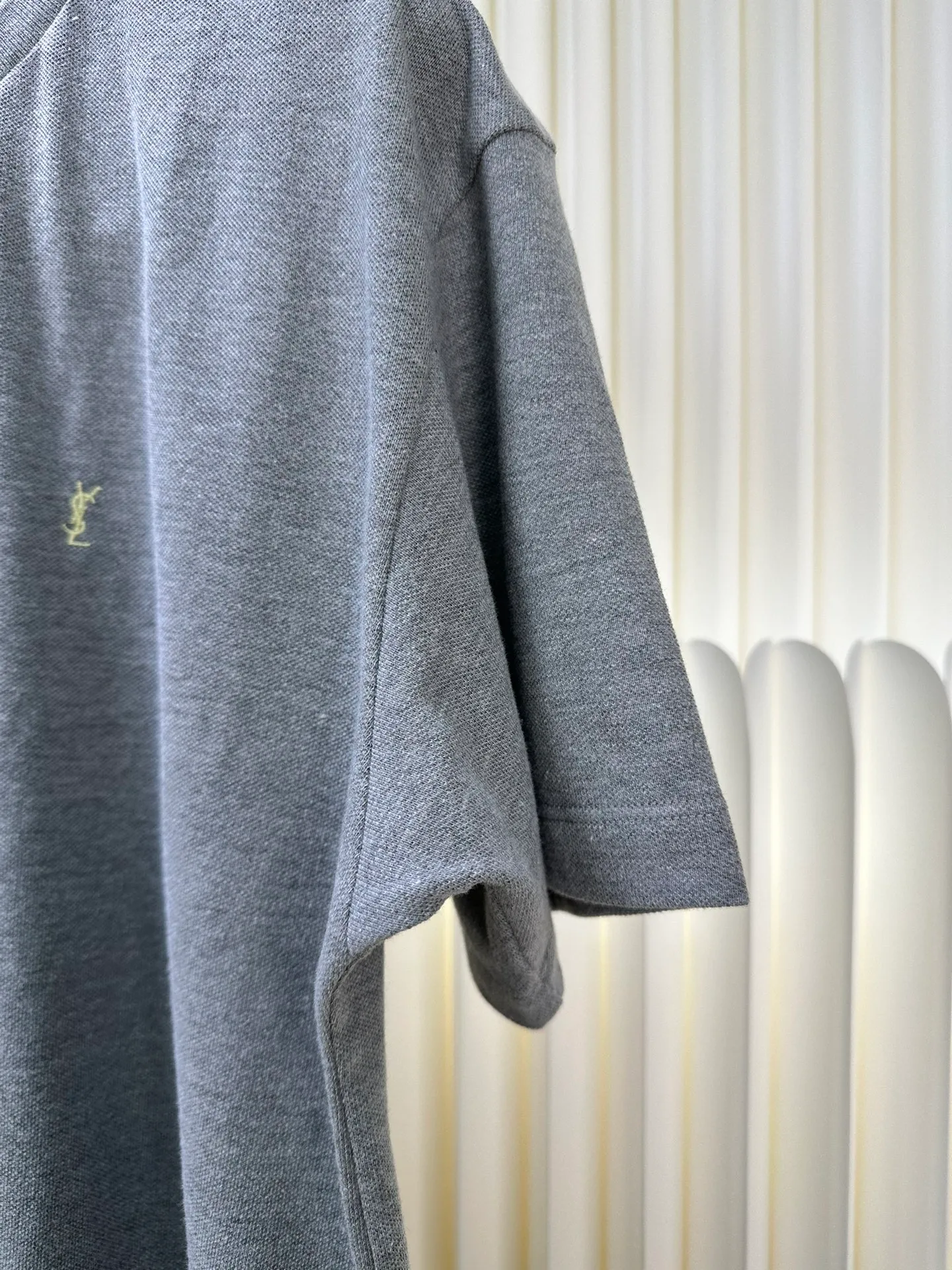 P230 SaintLaurent Yves Saint Laurent logo embroidered short sleeves (authentic version - physical counter - top luxury quality) 🆚Instant sale of all versions on the market. Customized floral gray double beads pure and elegant cotton, the iconic YSL contrasting color embroidery logo embellishes the front, with gray as the base, and the yellow YSL logo jumps up. Simple yet stylish.  Adopt imported machine embroidery technology, use advanced computer control system and precision mechanical components to realize YSL logo embroidery operation. Size: s m l xl